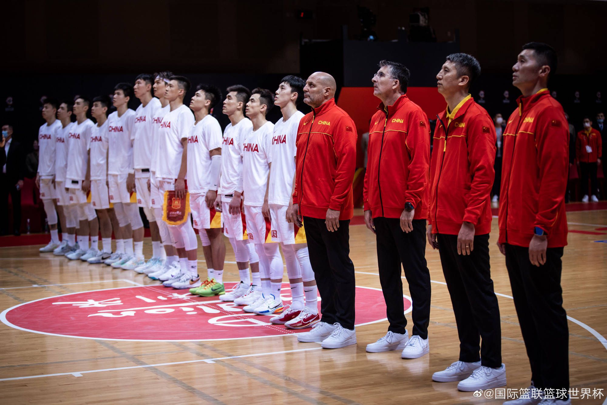 危难之际，亨利;卡维尔饰演的神秘角色也重磅登场，他看似属于中情局一边，之后却与伊桑展开直升机追逐战，身份成谜